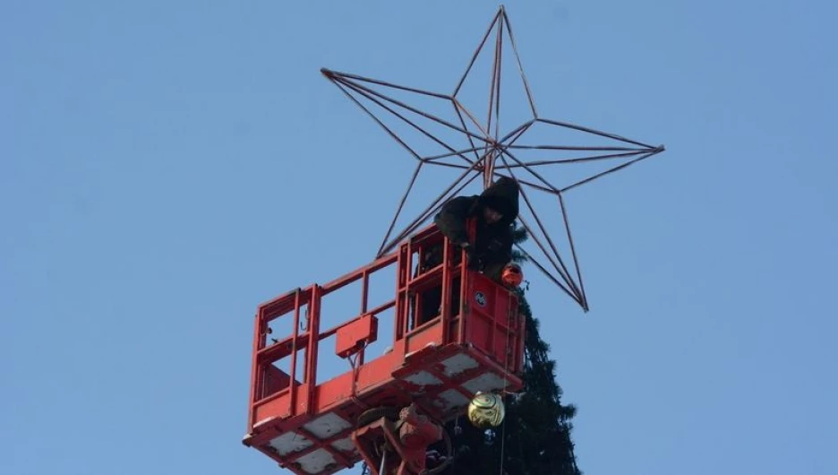 Демонтаж ледового городка на площали Сахарова.