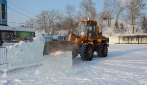 Демонтаж ледового городка на площали Сахарова.