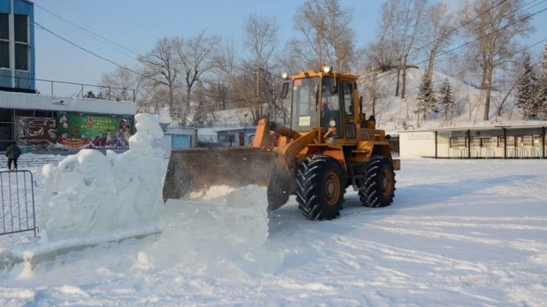 Демонтаж ледового городка на площали Сахарова.