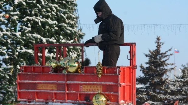 Демонтаж ледового городка на площали Сахарова.