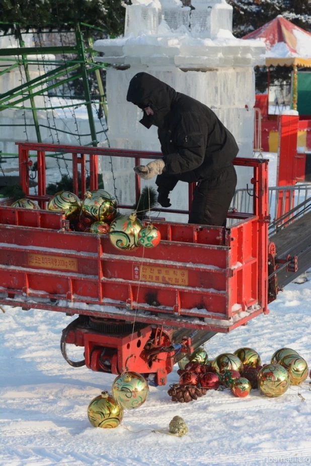 Демонтаж ледового городка на площали Сахарова.