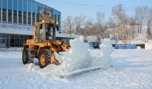 Демонтаж ледового городка на площали Сахарова.