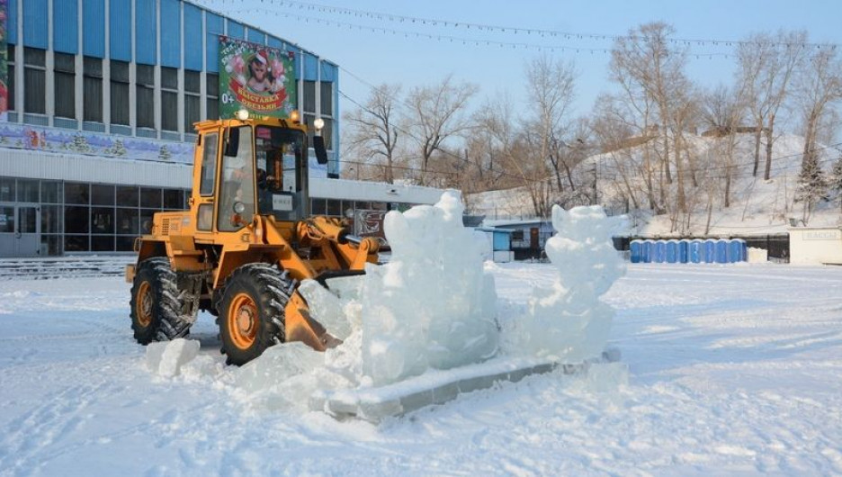 Демонтаж ледового городка на площали Сахарова.