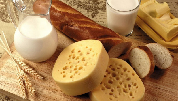 Хлеб, молоко, сыр, масло.