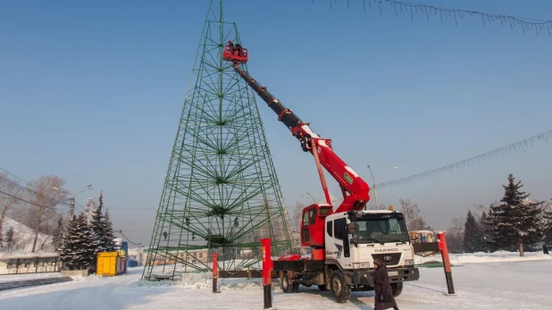 Демонтаж главной елки Барнаула.