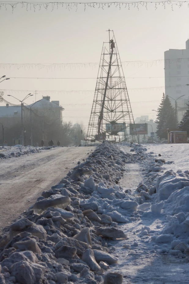 Демонтаж главной елки Барнаула.