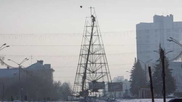 Демонтаж главной елки Барнаула.