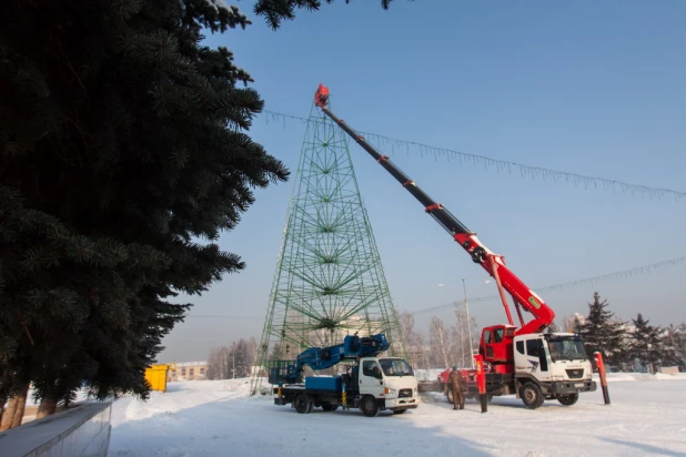 Демонтаж главной елки Барнаула.