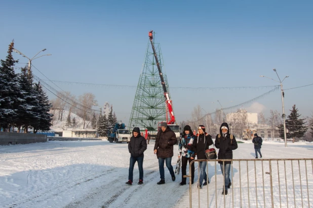 Демонтаж главной елки Барнаула.