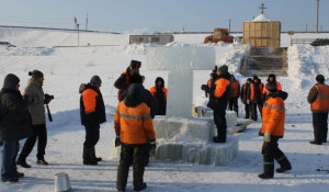 Замеры толщины льда на Оби в Барнауле.