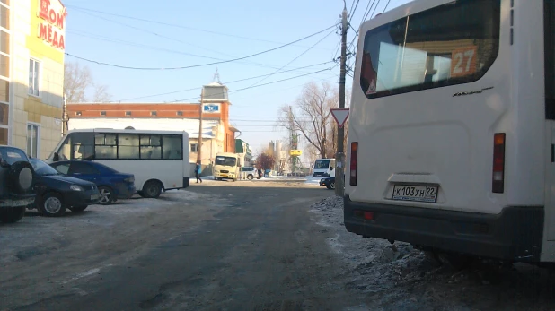 Автобусы на перекрестке ул Мало-Тобольская и ул. Горького