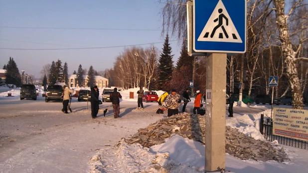 Жители Тальменки вместо дорожников вышли убирать лед с дорог 