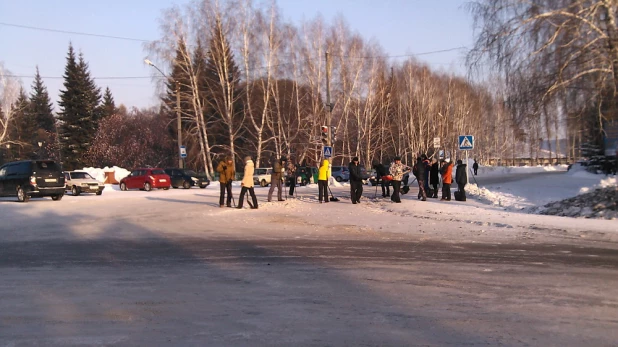 Жители Тальменки вместо дорожников вышли убирать лед с дорог 