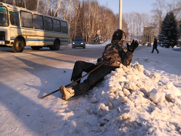 Жители Тальменки вместо дорожников вышли убирать лед с дорог 