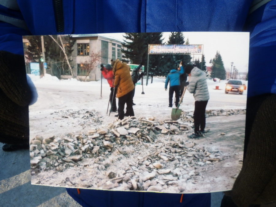 Жители Тальменки вместо дорожников вышли убирать лед с дорог 