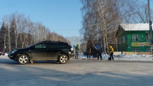 Жители Тальменки вместо дорожников вышли убирать лед с дорог 