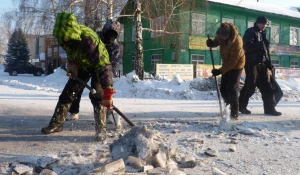 Жители Тальменки вместо дорожников вышли убирать лед с дорог 