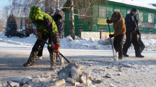 Жители Тальменки вместо дорожников вышли убирать лед с дорог 