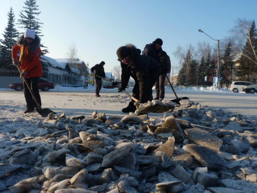 Жители Тальменки вместо дорожников вышли убирать лед с дорог 