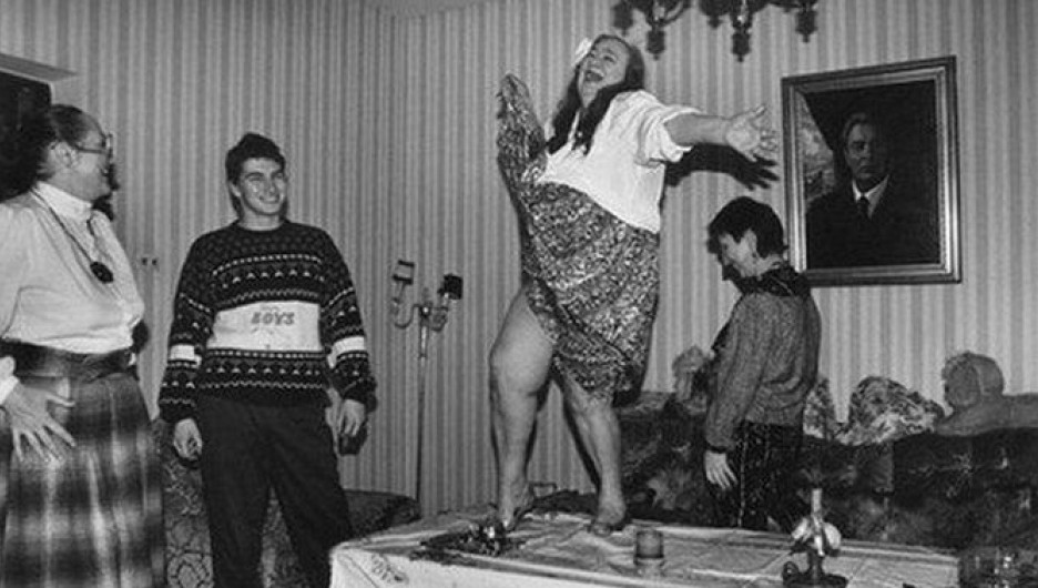 Галина Брежнева, дочь Генерального секретаря ЦК КПСС Леонида Ильича Брежнева, танцует на столе.