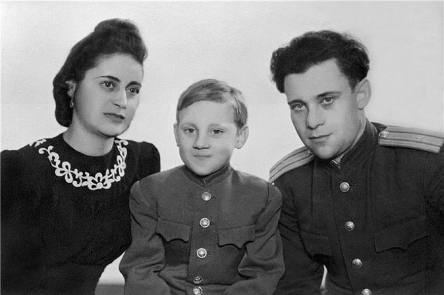 10-летний Володя Высоцкий со своим отцом Семеном Владимировичем и мачехой Евгенией Степановной, 1948 год.