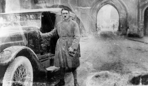 Гитлер 20 декабря 1924 года, сразу после выхода из Ландсбергской тюрьмы, куда он был посажен за организацию «пивного путча».