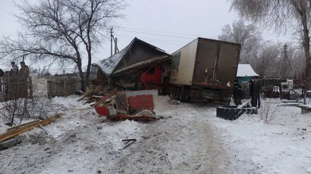 Фура въехала в дом в Волгоградской области.