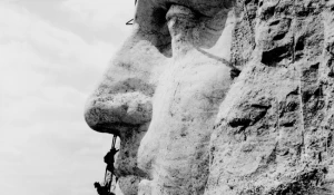 На горе Рашмор высекают портрет Джорджа Вашингтона. США, 1932 год.