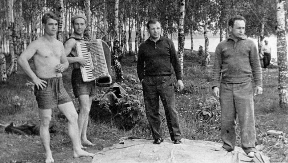 Юрий Гагарин, Алексей Леонов, Борис Волынов и Виктор Горбатко на пикнике в Долгопрудном, 1963 год.