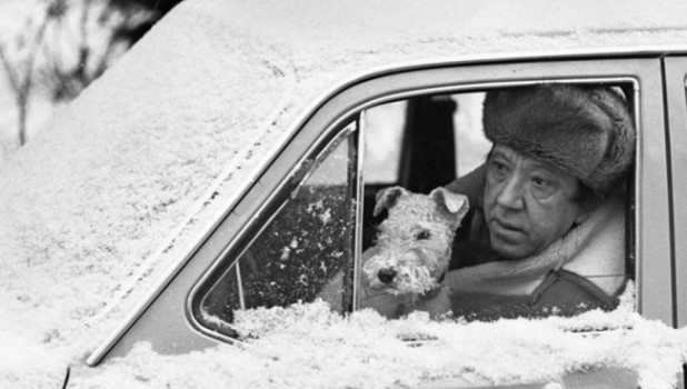 Юрий Никулин — большой любитель автомобилей и собак, 1976 год.