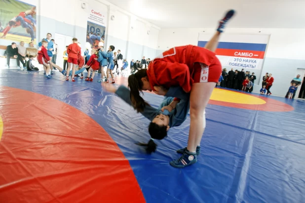 На открытие нового спортивного центра в Барнауле.