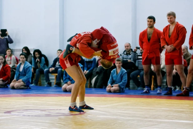 На открытие нового спортивного центра в Барнауле.