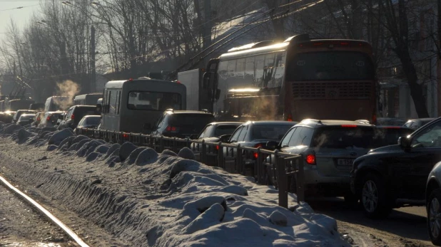 Автомобили в Барнауле. Пробка.