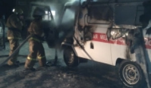 В Барнауле сгорела машина "скорой помощи".