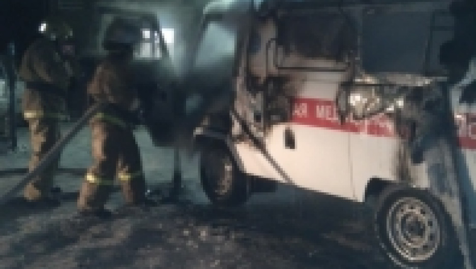 В Барнауле сгорела машина "скорой помощи".