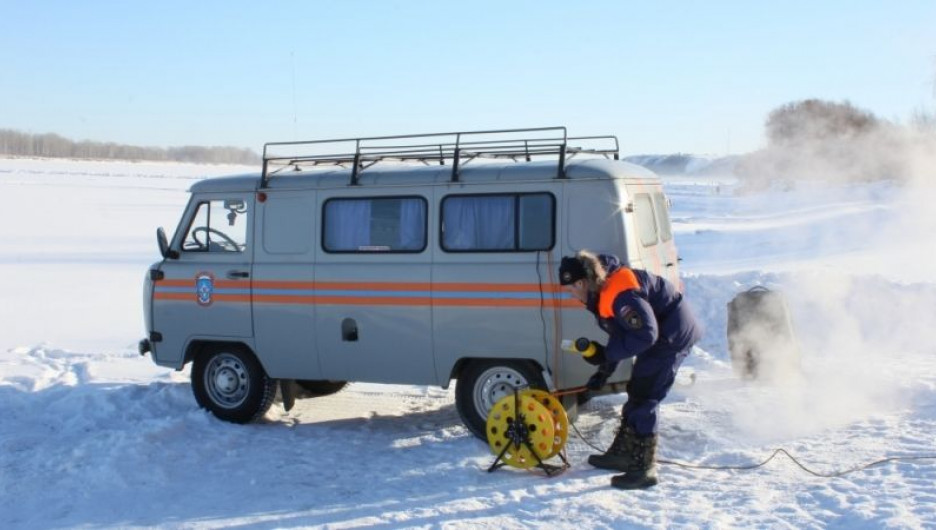 Операция по спасению провалившегося под лед грузовика.