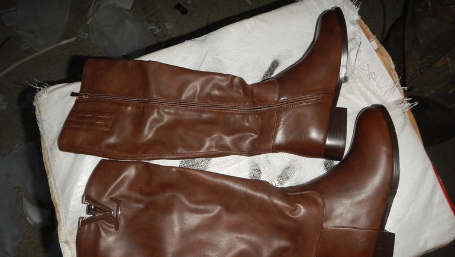 Алтайская таможня задержала контрафактную обувь "Hermes" и "Louis Vuitton".
