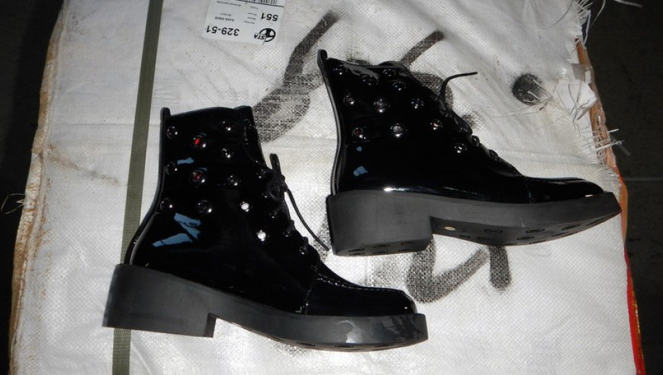 Алтайская таможня задержала контрафактную обувь "Hermes" и "Louis Vuitton".