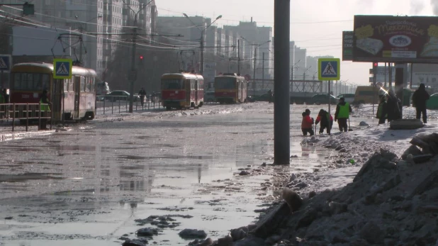 Устранение последствий потопа на ул. Попова.