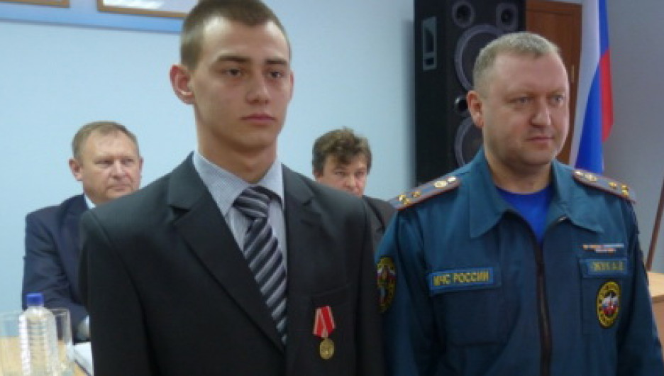 Алексея Мусатова наградили медалью МЧС России "За отвагу на пожаре".