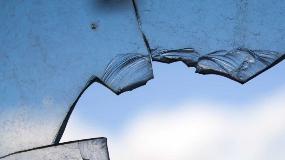 Разбитое стекло.