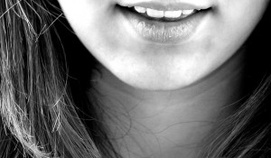 Девушка, улыбка, зубы.