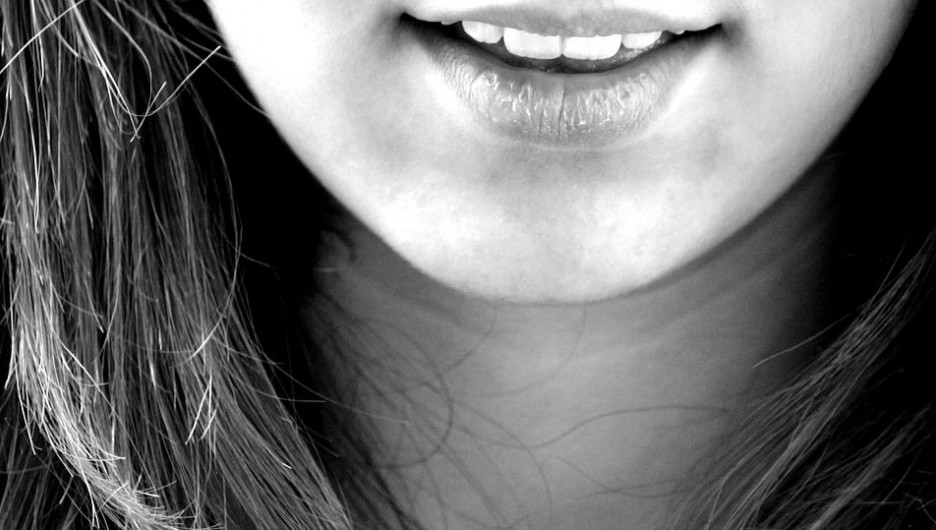 Девушка, улыбка, зубы.