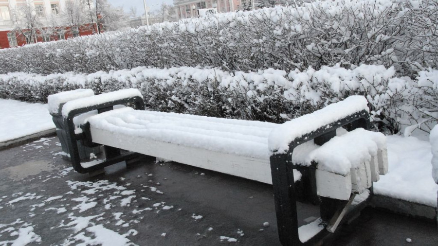 Скамейка в снегу.