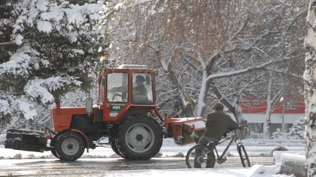 Уборка снега. Теплая зима.