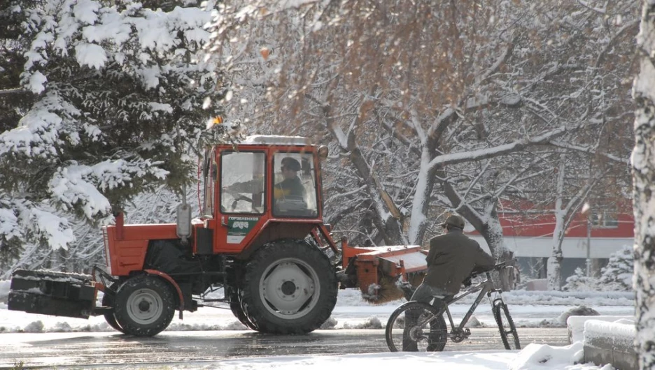 Уборка снега. Теплая зима.