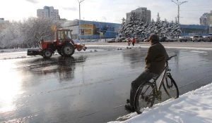 Уборка снега. Теплая зима.