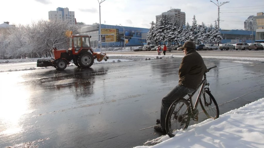 Уборка снега. Теплая зима.