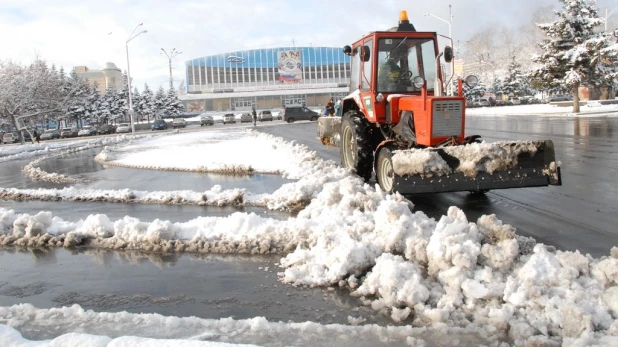 Уборка снега. Теплая зима.