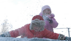 Дети играют в снегу.
